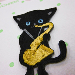 [残1点] 刺繍フェルトワッペン　クロネコ＆サックス 黒猫 ねこ 音楽 楽器 アップリケ【PTM-482】 3枚目の画像