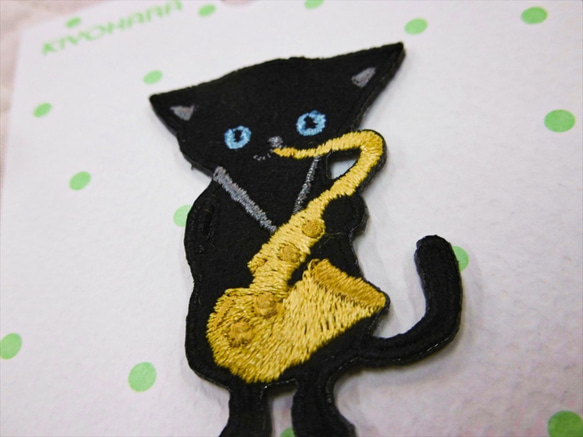 [残1点] 刺繍フェルトワッペン　クロネコ＆サックス 黒猫 ねこ 音楽 楽器 アップリケ【PTM-482】 3枚目の画像