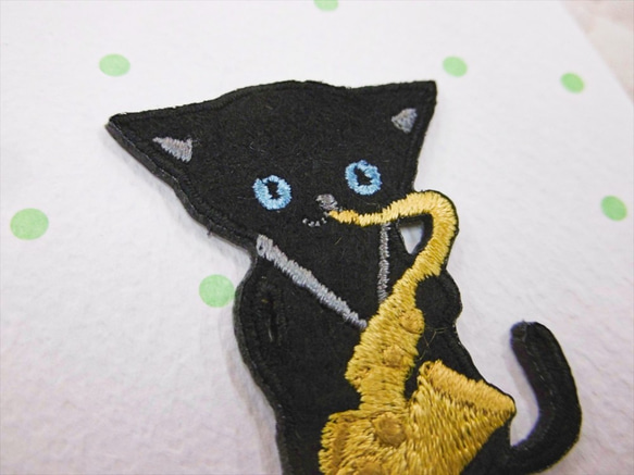 [残1点] 刺繍フェルトワッペン　クロネコ＆サックス 黒猫 ねこ 音楽 楽器 アップリケ【PTM-482】 4枚目の画像