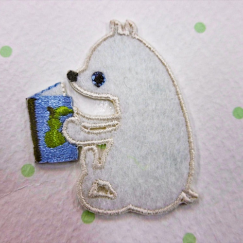 刺繍フェルトワッペン 読書しろくま シロクマ 白くま 本 動物