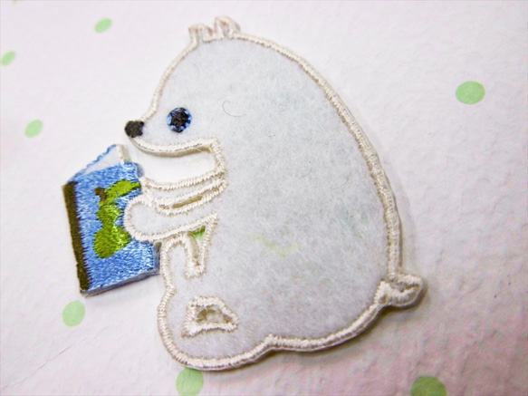 刺繍フェルトワッペン　読書しろくま シロクマ 白くま 本 動物 アップリケ【PTM-484】 3枚目の画像