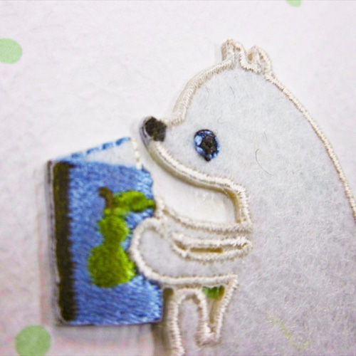 刺繍フェルトワッペン 読書しろくま シロクマ 白くま 本 動物