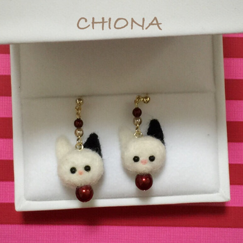 SALE】羊毛フェルトのねこピアス☆イヤリング☆白黒にゃんこちゃん 