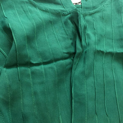 細褶小蓋袖上衣- 深綠 第7張的照片
