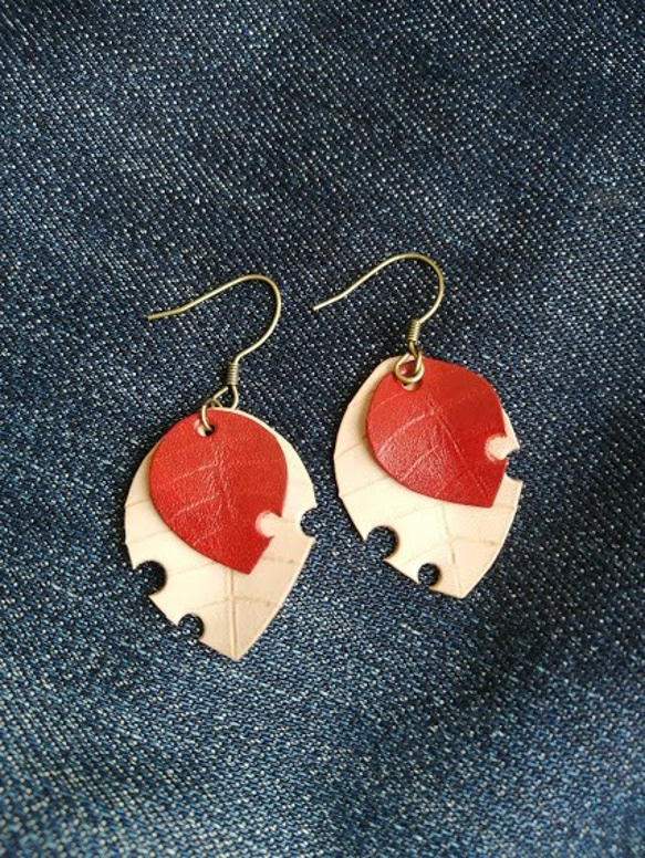 革の宝石ルガト(赤)とサドルレザーの木葉ピアス 1枚目の画像