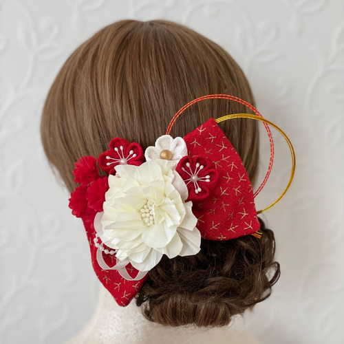 つまみ細工リボン髪飾り　七五三　成人式　浴衣　結婚式 つまみ細工の髪飾り【赤白リボンと小花】成人式 振袖 卒業式 袴