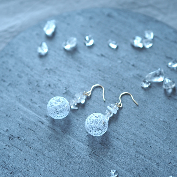 僅限夏季 ○ 線球和水晶石英耳環（K14gf、樹脂、鈦 OK） 第1張的照片