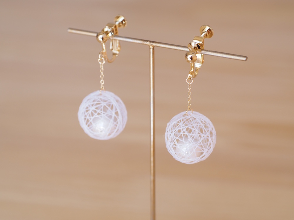 揺れるまゆだまイヤリング ホワイト [ネジバネor樹脂ノンホール]【haj_ma002】