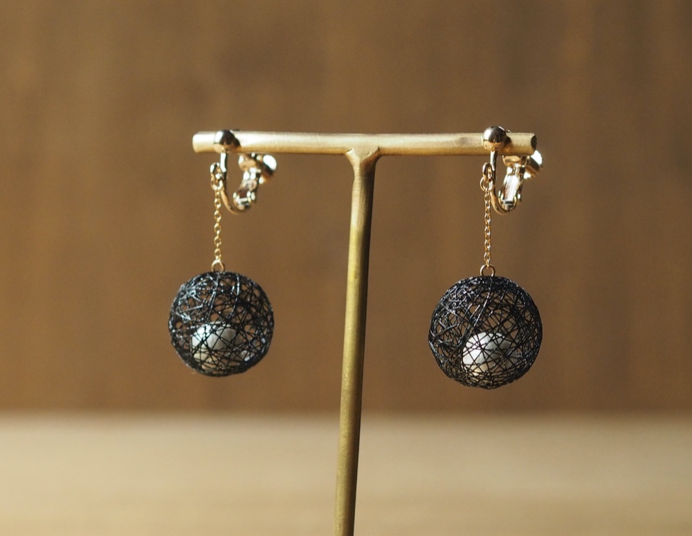 揺れるまゆだまイヤリング　ブラック [ネジバネor樹脂ノンホール]【haj_ma008】