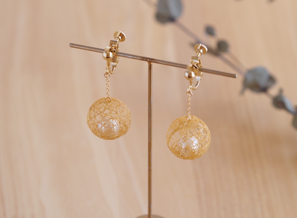 揺れるまゆだまイヤリング　 オーカー [ネジバネor樹脂ノンホール]