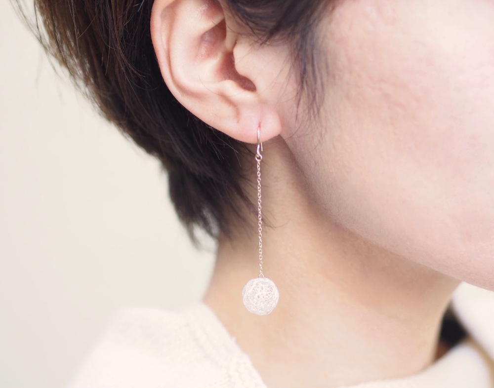 糸玉Starball小さな流れ星ピアス　シルバー [K14gf/チタン/樹脂]