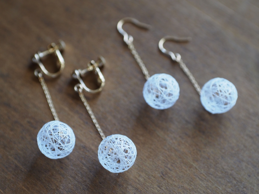 [ノンホールOK] 絹の糸玉・ひらりミニマルイヤリング【haj_t024】