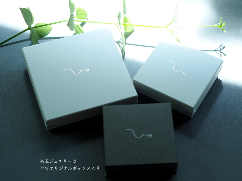 [ノンホールOK] 絹の糸玉・ひらりミニマルイヤリング【haj_t024】