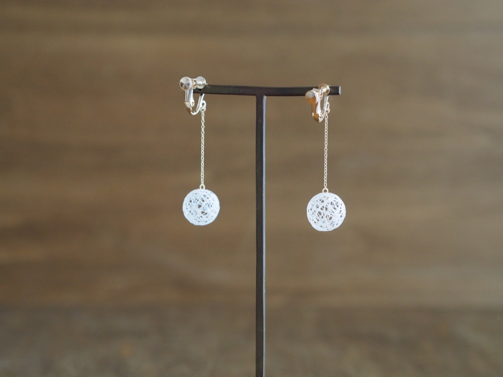 [ノンホールOK] 絹の糸玉・ひらりミニマルイヤリング【haj_t024】