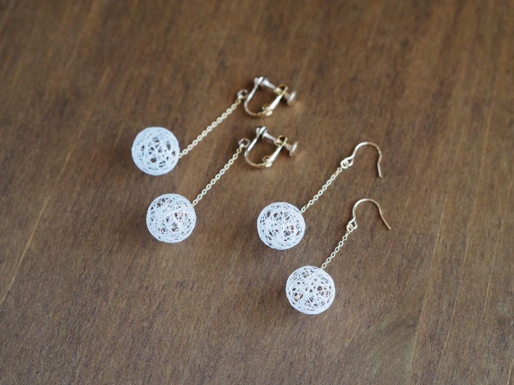 [ノンホールOK] 絹の糸玉・ひらりミニマルイヤリング【haj_t024】