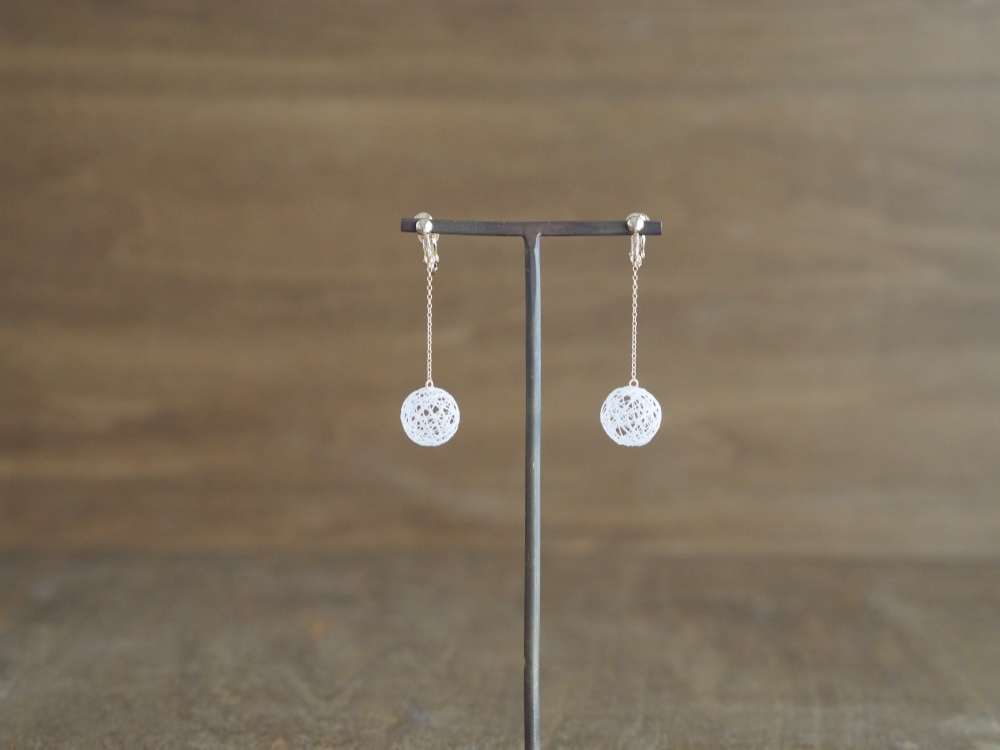 [ノンホールOK] 絹の糸玉・ひらりミニマルイヤリング【haj_t024】