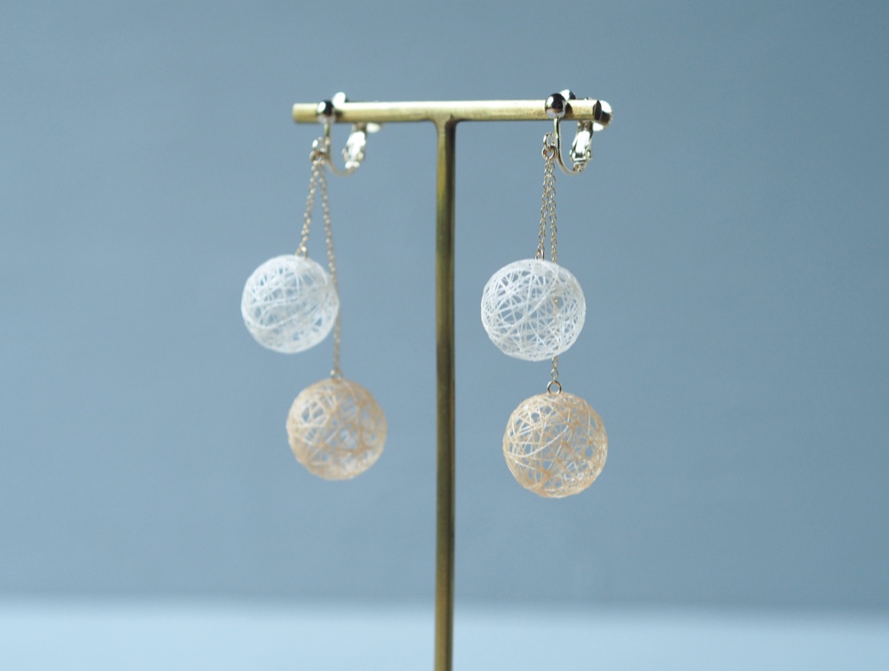 [ノンホールOK] ひらりニュアンスカラー・2つ玉のロングイヤリング - オレンジ×オフホワイト【haj_nu010】