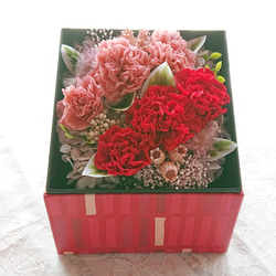 母の日　カーネーションのボックスフラワー 1枚目の画像