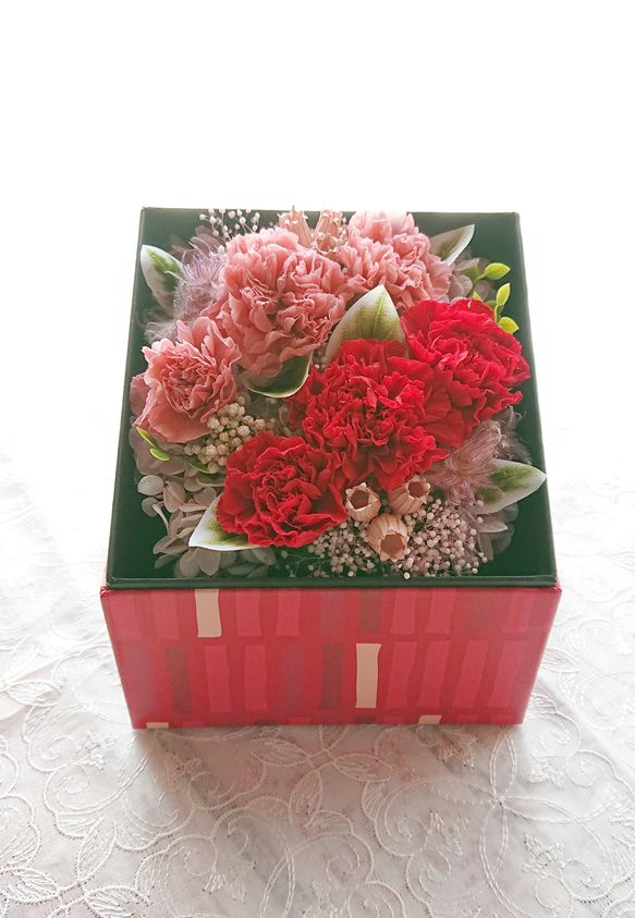 母の日　カーネーションのボックスフラワー 1枚目の画像