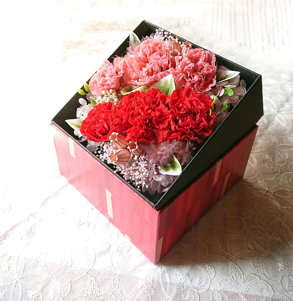 母の日　カーネーションのボックスフラワー 2枚目の画像