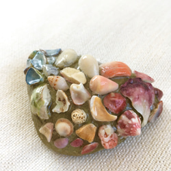 カラフルな貝殻と石の飾り 1枚目の画像