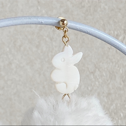 白いうさぎのポンポンピアス/イヤリング ホワイト イヤリング