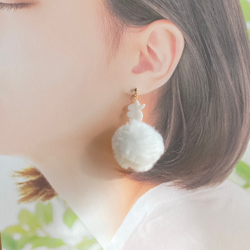 白いうさぎのポンポンピアス/イヤリング ホワイト イヤリング