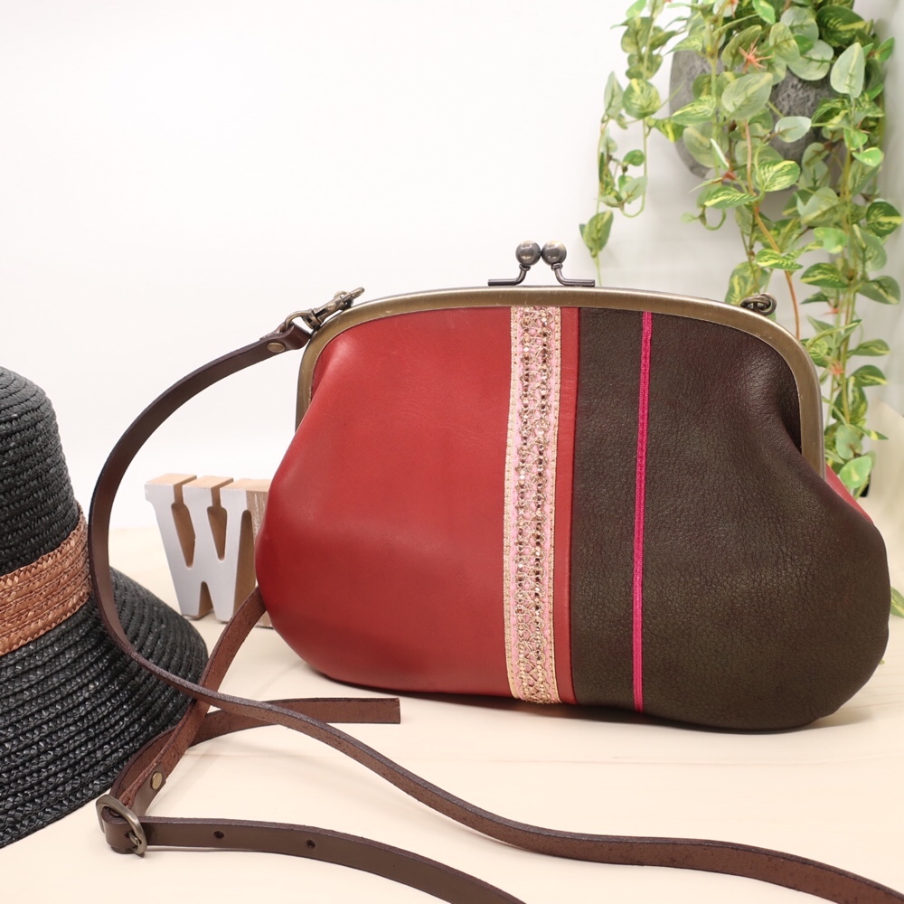 【牛革がまぐちポシェット】ちょっと大きめのがまぐち。斜めげがけでポシェット（サコッシュ）。ベルトを外して手もちでも。