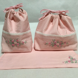 ピンクのバラ刺繍(ストライプ柄)お弁当袋、コップ袋、ランチョンマットのセット 1枚目の画像