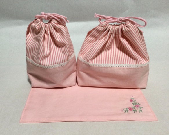 ピンクのバラ刺繍(ストライプ柄)お弁当袋、コップ袋、ランチョンマットのセット 2枚目の画像
