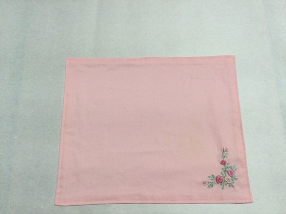 ピンクのバラ刺繍(ストライプ柄)お弁当袋、コップ袋、ランチョンマットのセット 3枚目の画像