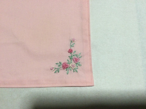 ピンクのバラ刺繍(ストライプ柄)お弁当袋、コップ袋、ランチョンマットのセット 5枚目の画像