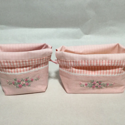 ピンクのバラ刺繍(ストライプ柄)お弁当袋、コップ袋、ランチョンマットのセット 6枚目の画像