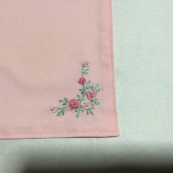 ピンクのバラ刺繍(ギンガムチェック)お弁当袋、コップ袋、ランチョンマットのセット 5枚目の画像