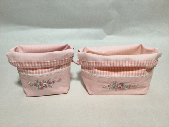 ピンクのバラ刺繍(ギンガムチェック)お弁当袋、コップ袋、ランチョンマットのセット 6枚目の画像