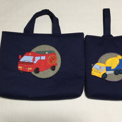 《creema限定セット》《はたらく車シリーズ》消防車のワッペンのレッスンバッグと、ミキサー車のワッペンのシューズバッグ 1枚目の画像