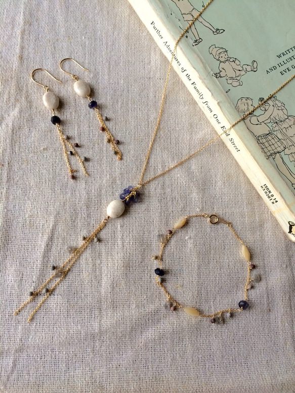 river stone & iolite (earrings) 第3張的照片