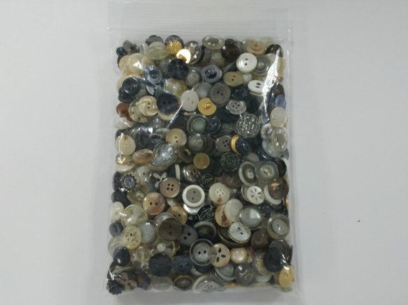 【数量限定特価】モノトーン小さなボタンアソート100g（約150個） 3枚目の画像