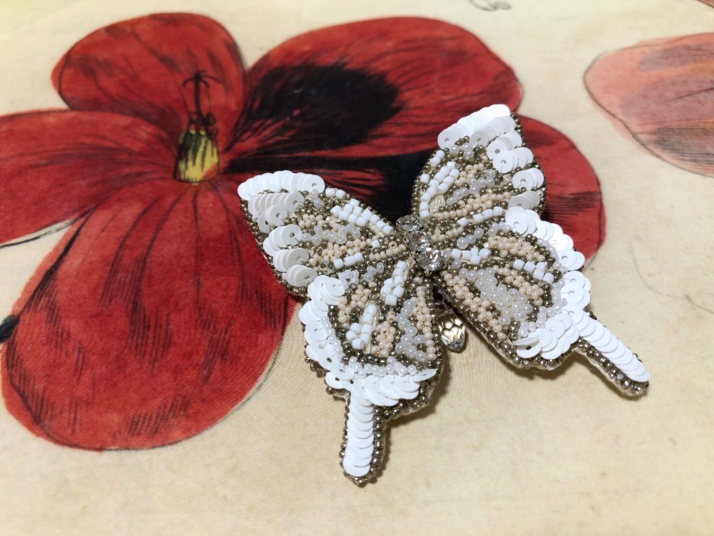 Atelier Sankayou "白いアゲハブローチ”　一点物