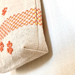 リネン刺し子と足跡刺繍のミニトートバッグ(オレンジ) 2枚目の画像