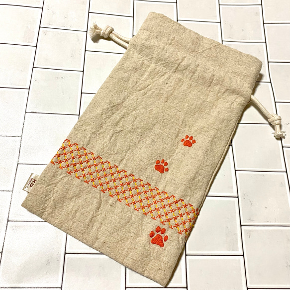 刺し子と足跡刺繍の裏地付き巾着ポーチ 1枚目の画像