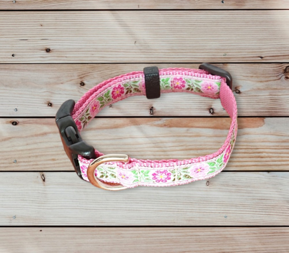 ピンク花柄リボンの首輪〈小型犬用〉 1枚目の画像