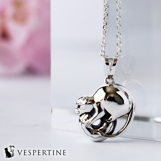 カワウソのネックレス、ペンダント：ドーナッツを抱っこする動物モチーフ：シルバーアクセサリー：誕生日プレゼント、クリスマス