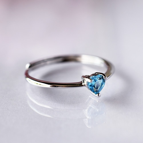 ハートの指輪：ブルートパーズ（11月の誕生石）青色：シンプルで大人