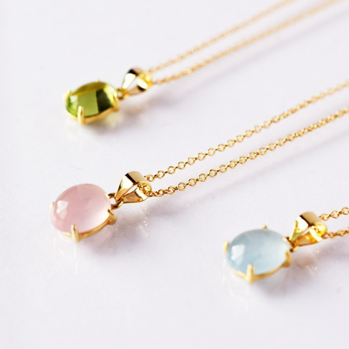 ぷっくり丸いグミ風の天然石ネックレス、ペンダント：カルセドニーの