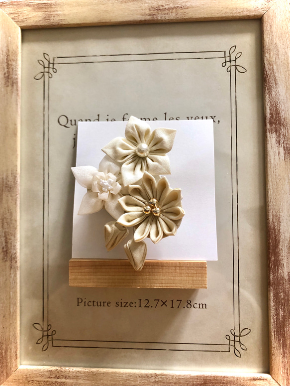 《つまみ細工》白小花のブローチ･コサージュ 1枚目の画像