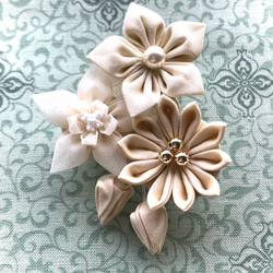 《つまみ細工》白小花のブローチ･コサージュ 2枚目の画像