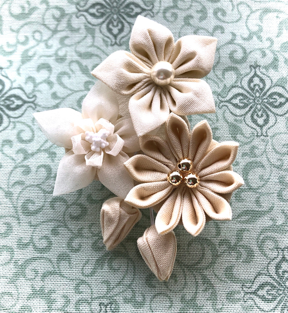《つまみ細工》白小花のブローチ･コサージュ 2枚目の画像
