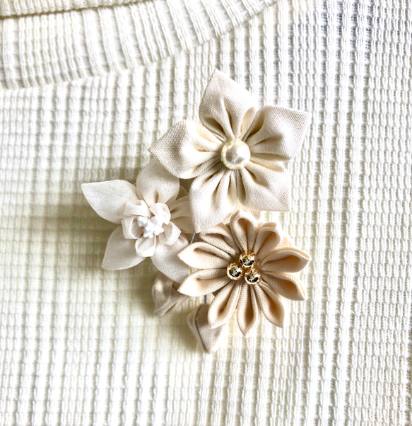 《つまみ細工》白小花のブローチ･コサージュ 3枚目の画像