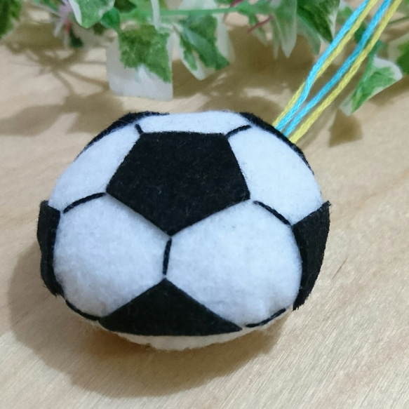 12-A.【型紙＆作り方】サッカーボール（白）のお守り　マスコット 5枚目の画像
